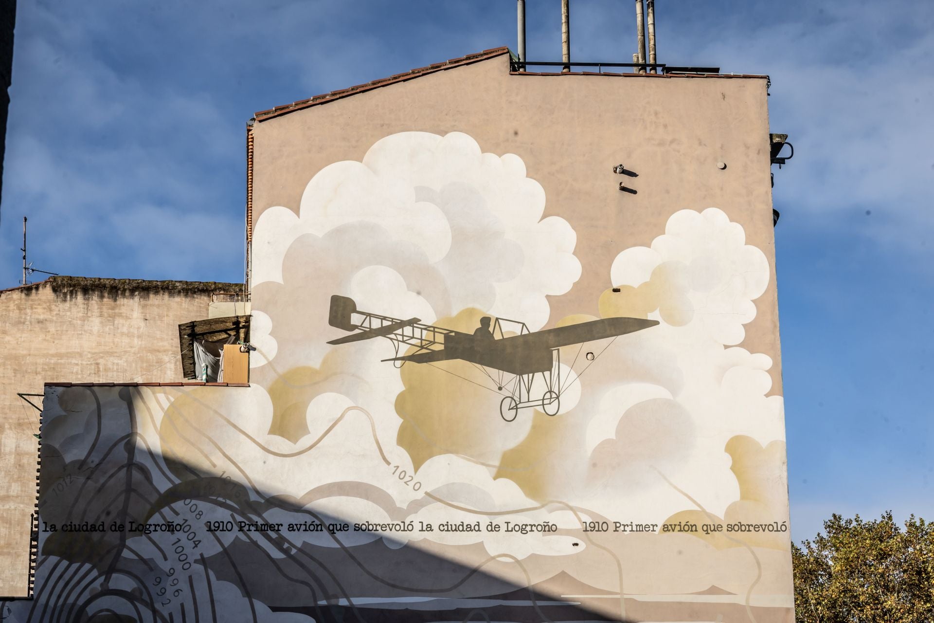 Mural realizado por Raúl Rodera en 2008 con el primer vuelo sobre Logroño (todo un acontecimiento en 1910) como temática bien visible desde la calle Norte.